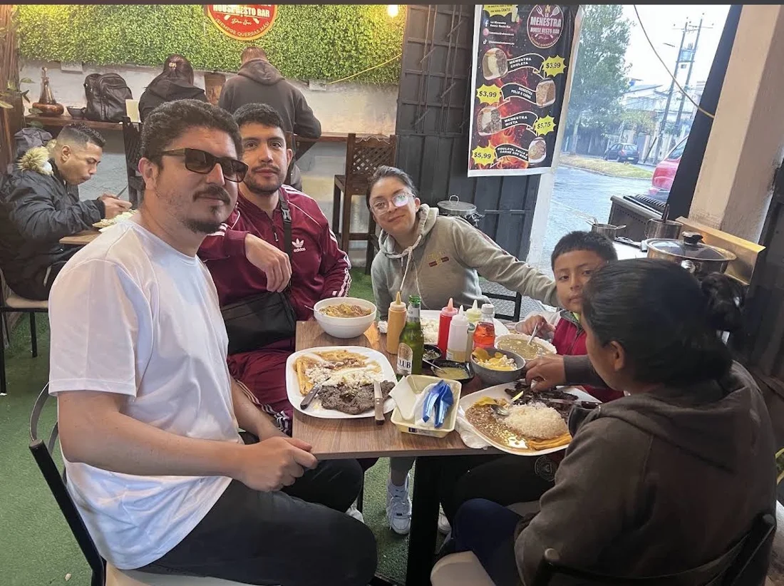 Clientes alrededor de una mesa en el salón