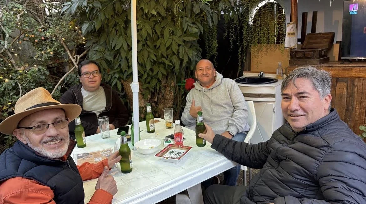 Grupo de clientes reunidos en el patio