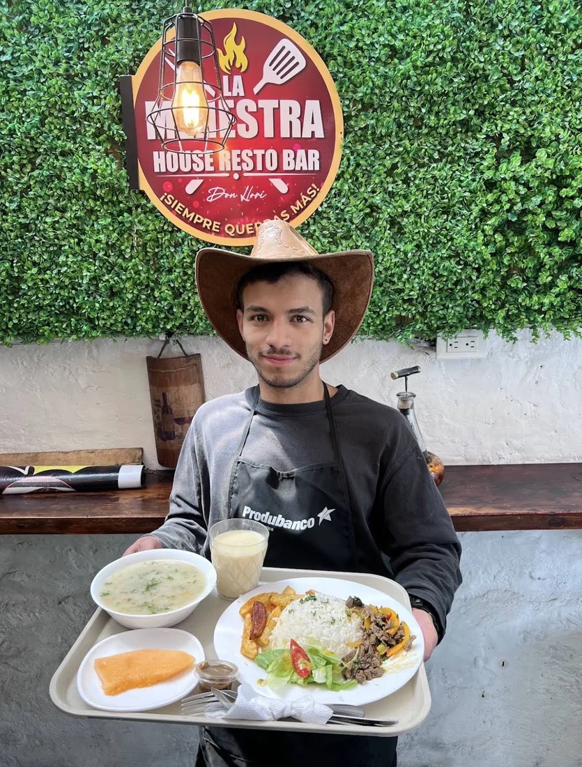Cliente con su plato en La Menestra House