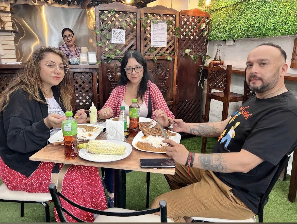 Clientes compartiendo platos en una mesa del restaurante