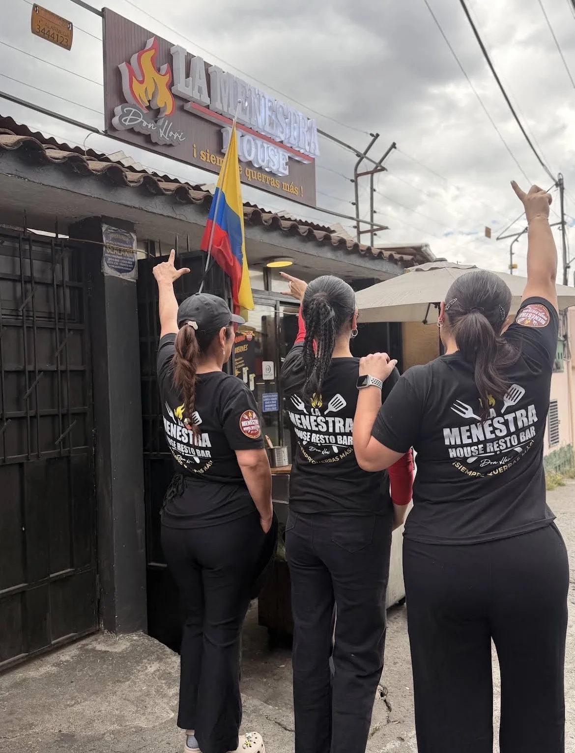Equipo frente al restaurante